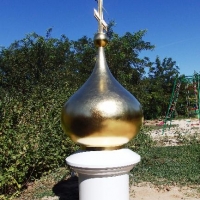 Золотой купол с крестом, подкупольным барабаном засиял над полями в Волгоградской области